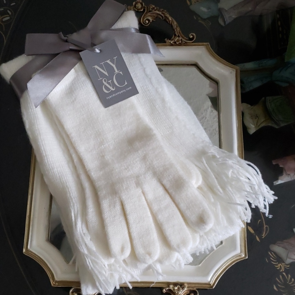NEW YORK & CO. SCARF AND GLOVES SET.
